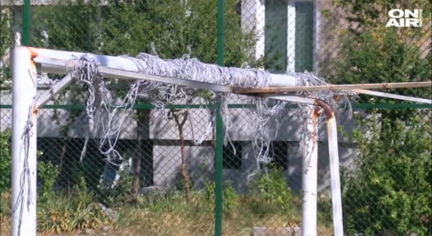 Пострадалото от футболна врата момче се бори за живота си