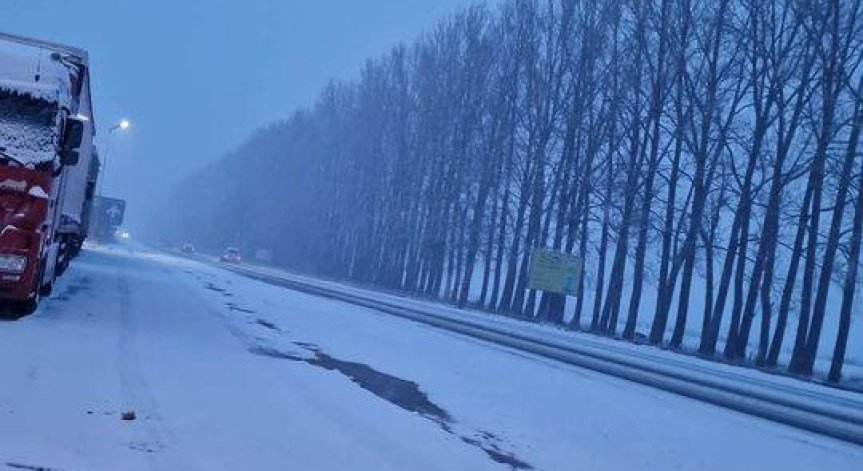 Блокада: ТИР-ове закъсаха край Предела, някои от тях са с летни гуми