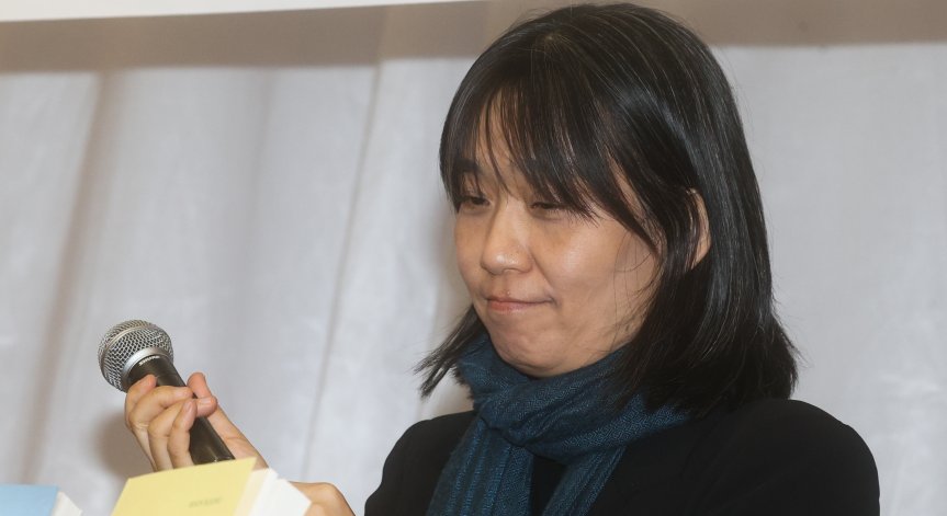 Южнокорейската писателка Хан Канг е удостоена с Нобелова награда за литература