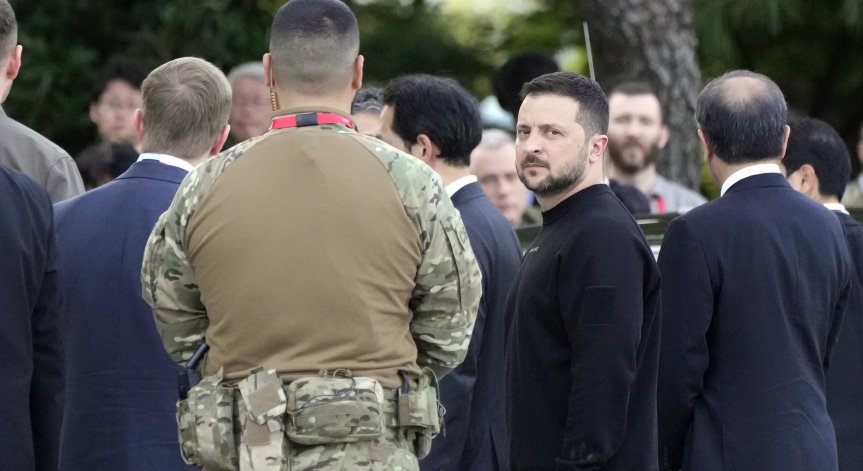 Зеленски отиде на фронтовата линия, за да награди пехотинци