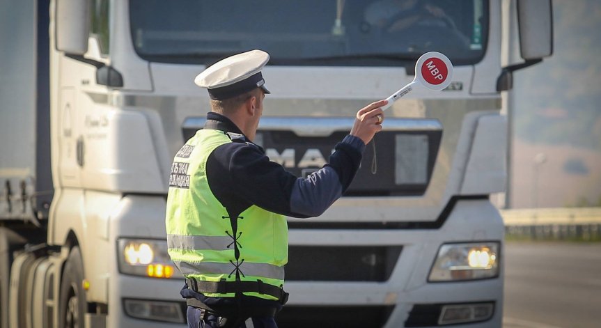 Неправоспособни шофьори и отказали тест за алкохол заловени.