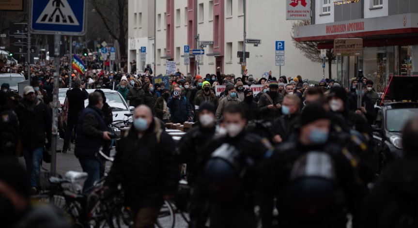 Протести и контрапротест заради мерките срещу Ковид-19 в Германия