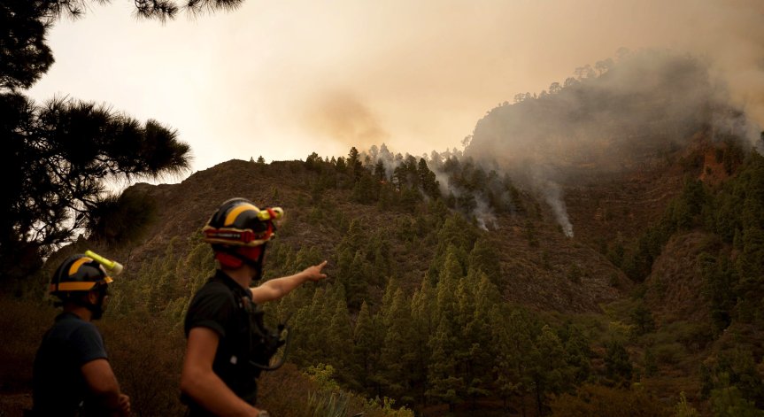 Огромен пожар на остров Тенерифе около вулкана Тайде, спешно евакуират хора 