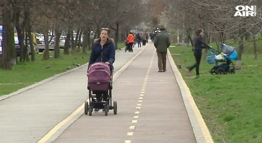 От догодина: Вдигат детските надбавки с 3 лева!