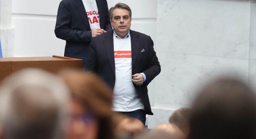 Асен Василев: Сарафов се разпорежда незаконно с държавни средства