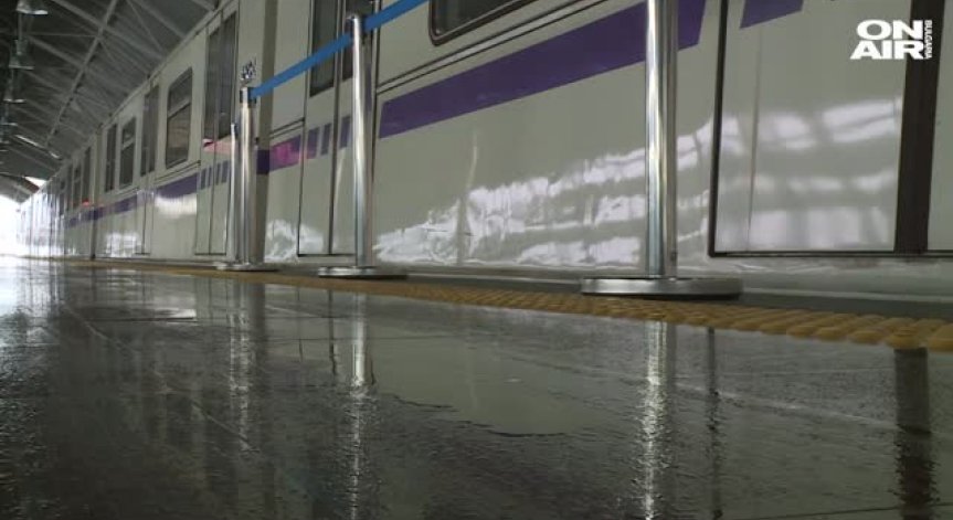 Заради снега и окачения таван: Протече метростанция 