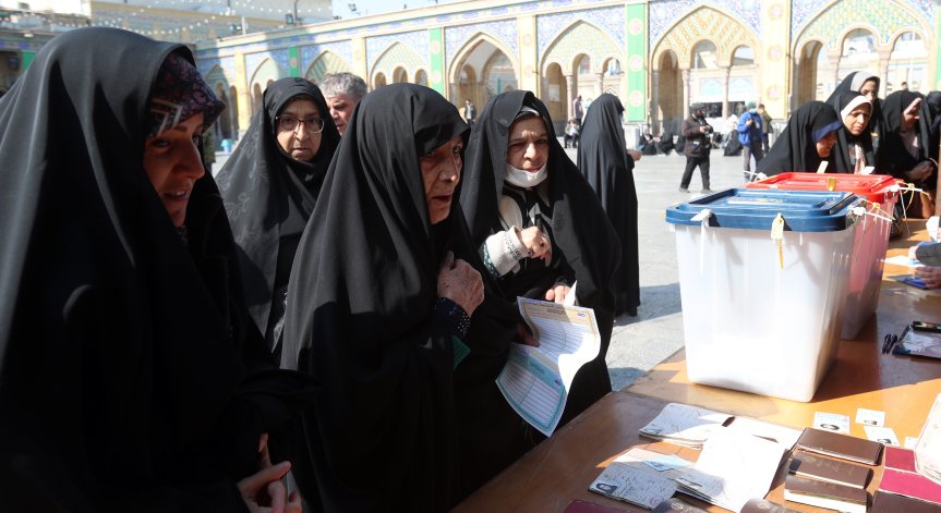 Заплахи, дела, наказания, срам - ето как режимът в Техеран преследва иранските жени