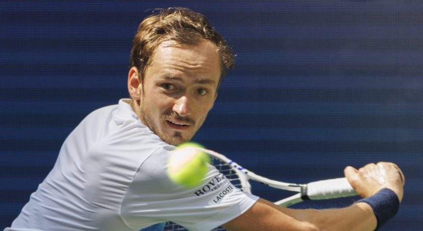 Медведев продължава безпроблемно напред.