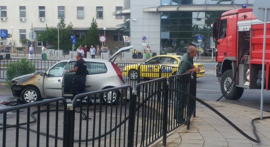 Кола горя на паркинга пред Терминал 1 на Летище София