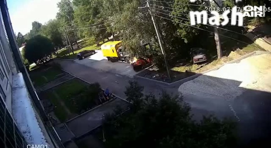3-годишно полетя от 12 метра, руски работници го спасиха