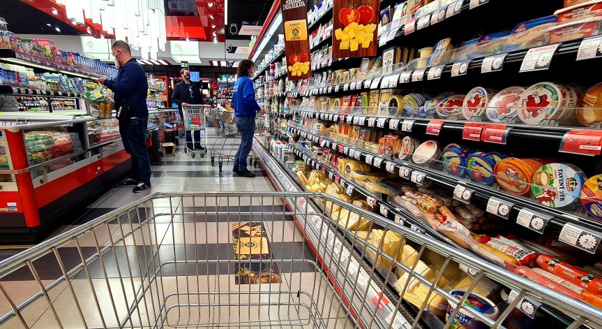 Основни храни поскъпват, поевтиняват плодовете