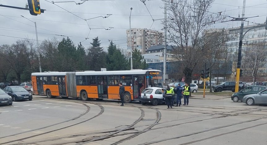 Катастрофа блокира възлов булевард в София, има затиснат човек