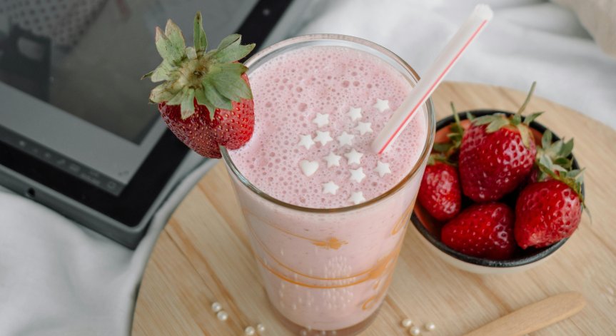 Разбийте всички съставки в блендер до гладкост. 