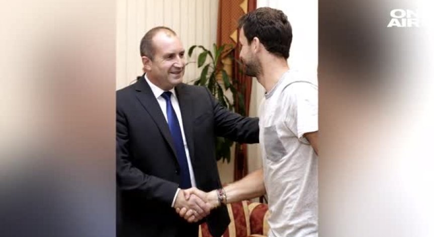 Гришо по тениска и кецове на среща с президента