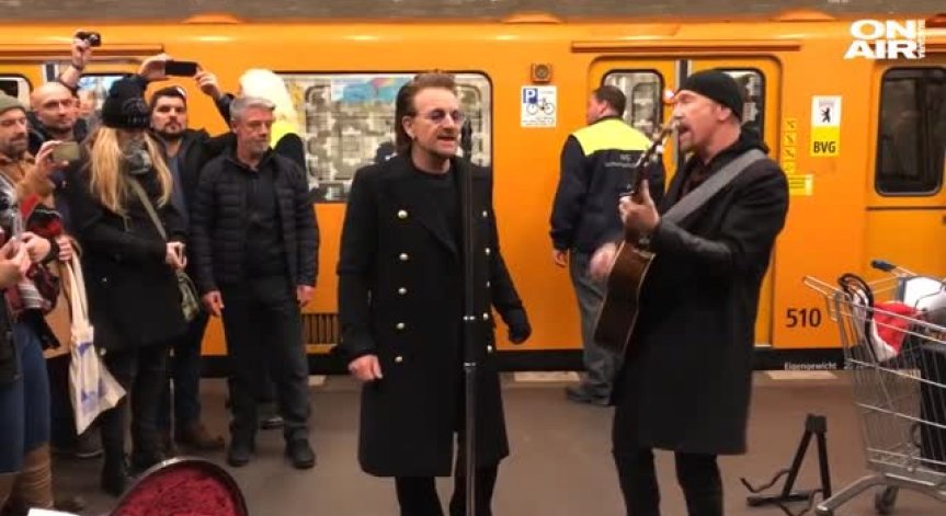 Бандата U2 скроиха музикална изненада в берлинското метро