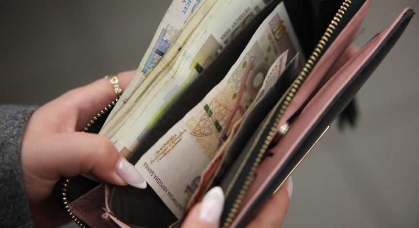 Според финансовия министър част от допълнителните приходи ще дойдат от увеличаване на акциза на алкохола и цигарите.