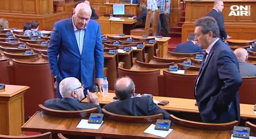 С бурни страсти сред депутатите и бойкот премина първият работен ден в НС