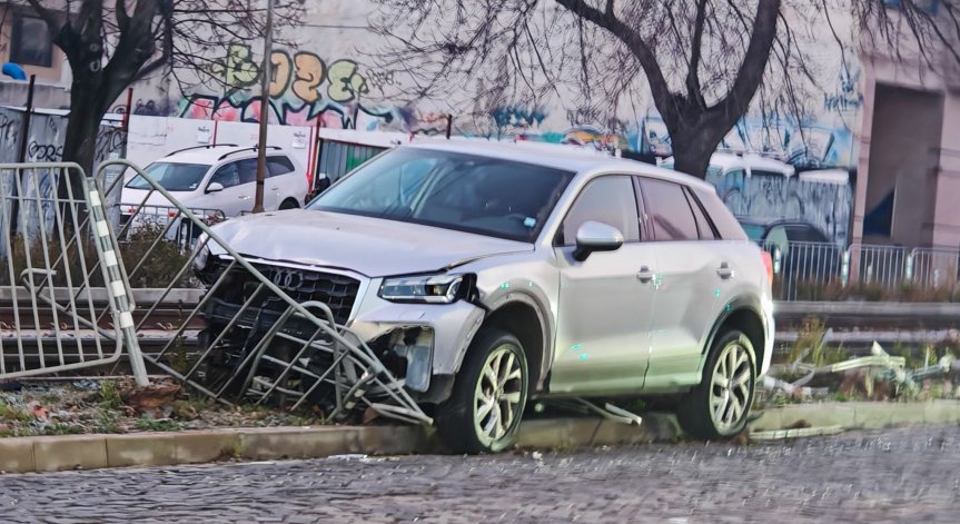 Кола се заби в огражденията на бул. 