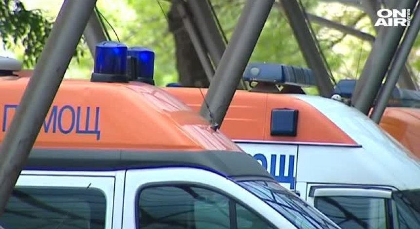 Мъж е с опасност за живота, след като го блъсна кола