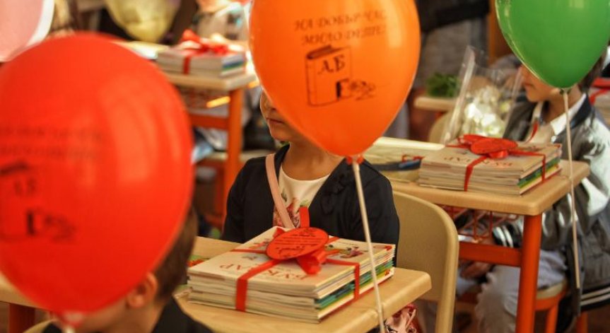Семействата на 100 000 първокласници и осмокласници получиха по 150 лв.
