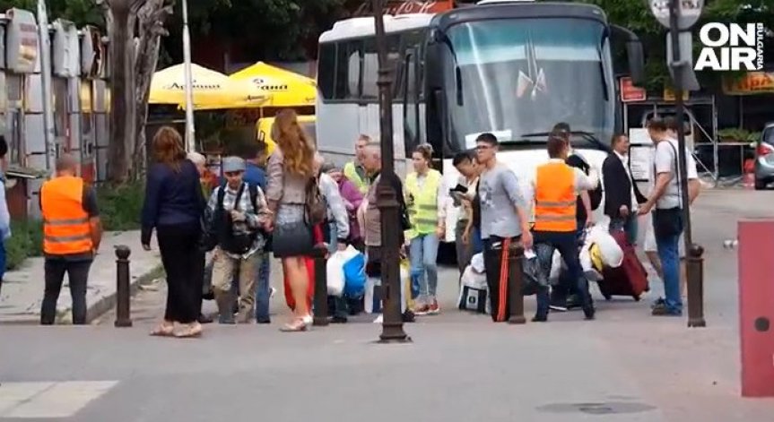57 украинци от Слънчев бряг и Равда потеглиха от Бургас за Паничище