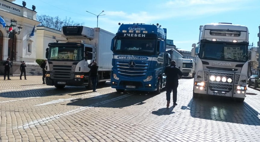 Шофьори на камиони на протест пред НС, министър Караджов видя предателство