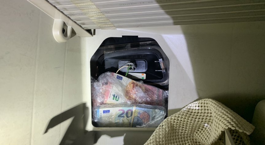 Митничари задържаха пачки с недекларирани банкноти на 