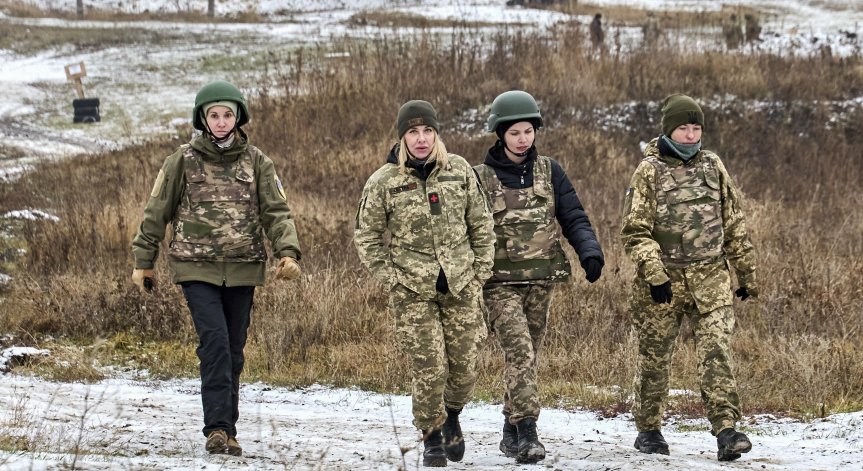 Украйна се бори на фронтовата линия срещу по-добре оборудваните руски войски.