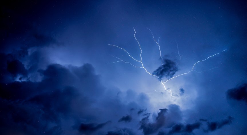 Валежи с гръмотевични бури над западните и централни райони