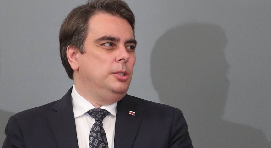 Василев за рокадите в институциите: Върнахме доказал се екип, може да събира данъци