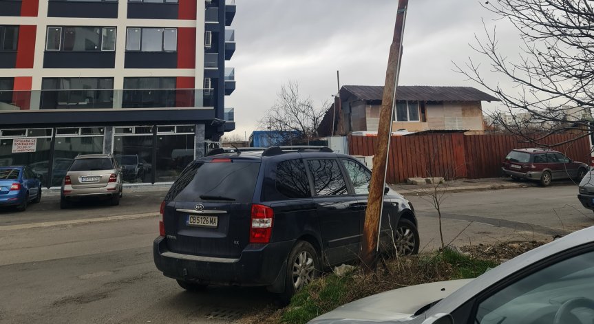 Наклонен стълб е опасен за минувачи и коли в столичния кв. 