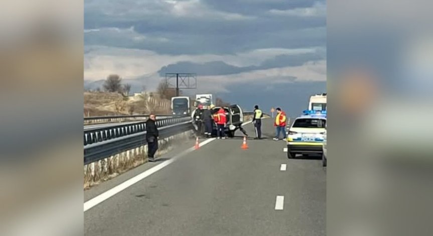Движението в пътната лента в посока град София е спряно.