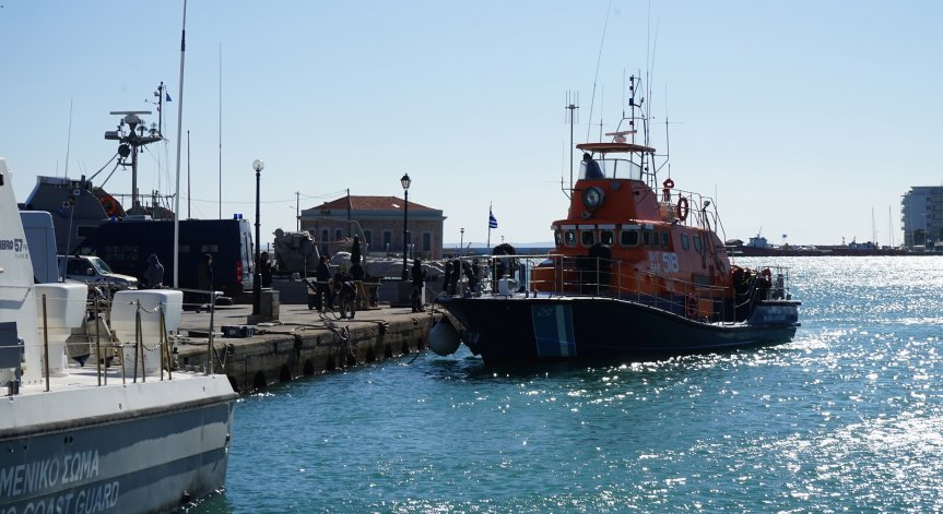 Четири деца са загинали при потъването на лодка, превозваща мигранти 
