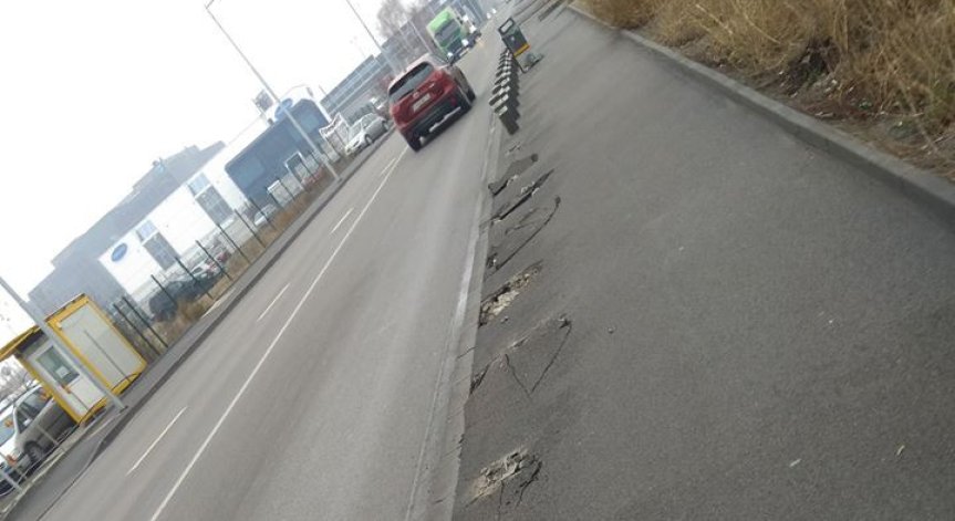 HelpBook: Кой и защо изкърти предпазни колчета от спирка в кв. 