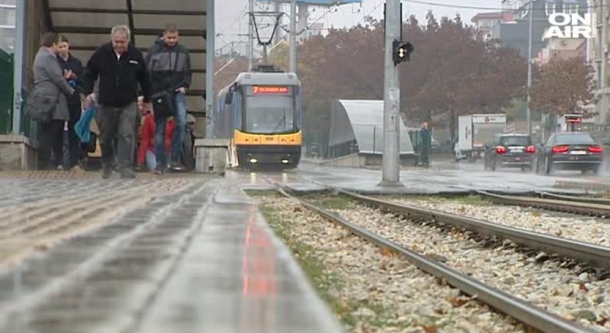 Трамвайна врата затисна жена и остави племенниците й вътре