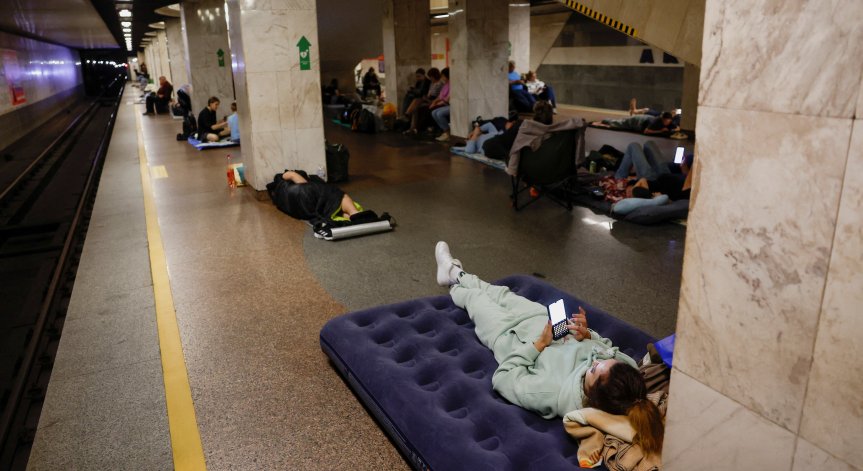 Украинците се укриват в метрото.