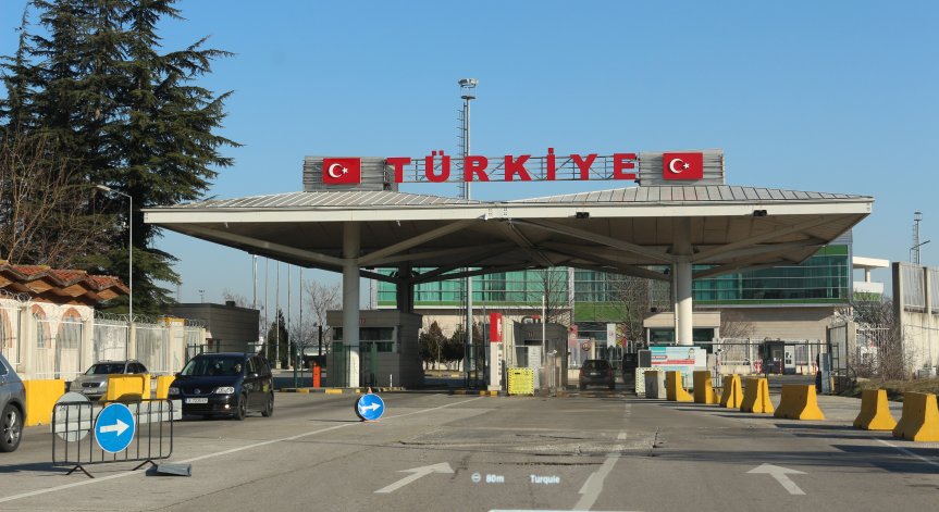 В Турция хванаха натъпкана с 55 кг кокаин кола на посолство от София