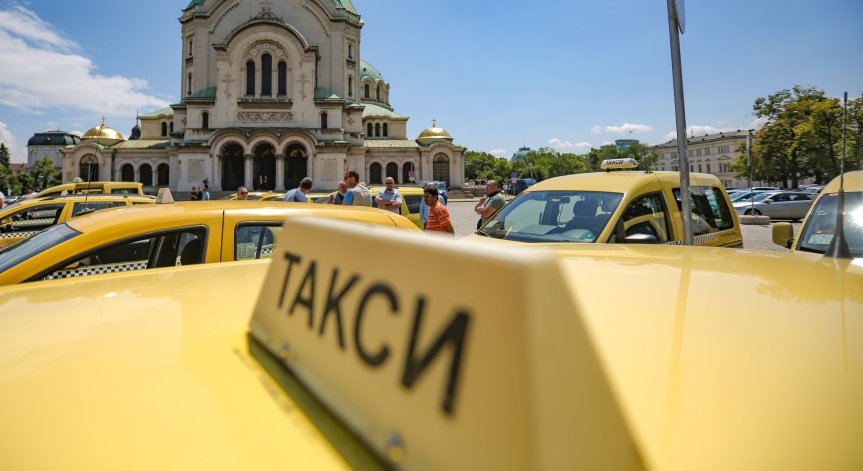 Таксиметров шофьор загина при катастрофа в София, пътничка е ранена