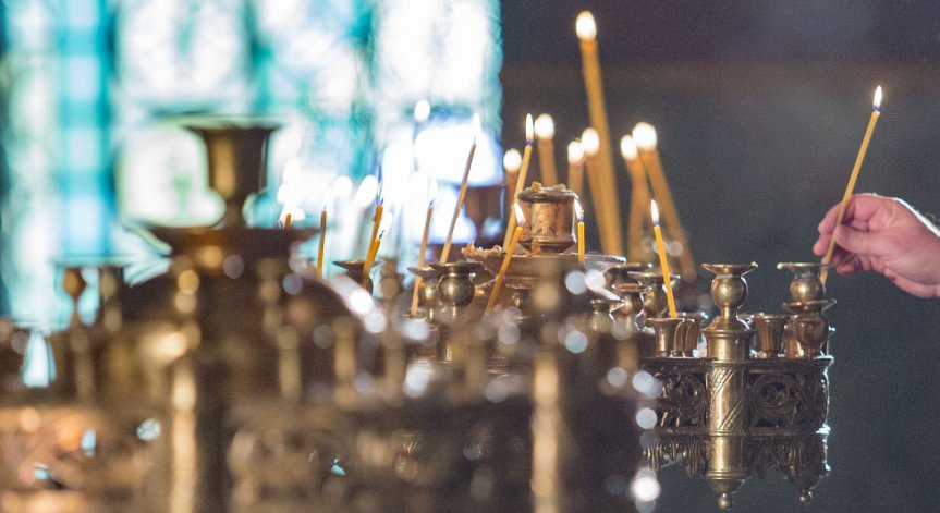 Светото Предание нарича всички дванадесет апостоли славни и всехвални.