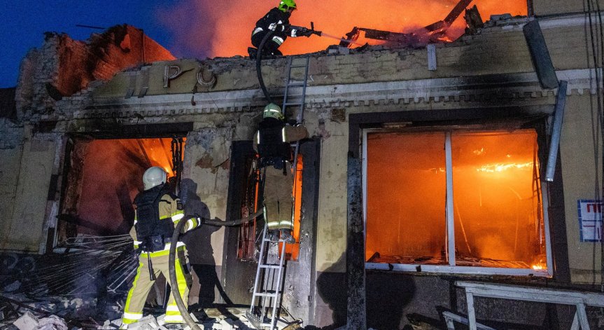 Има отломки до детски площадки.