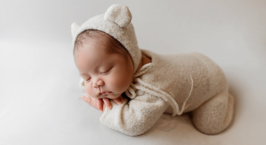 Защо бебето ни се усмихва насън?