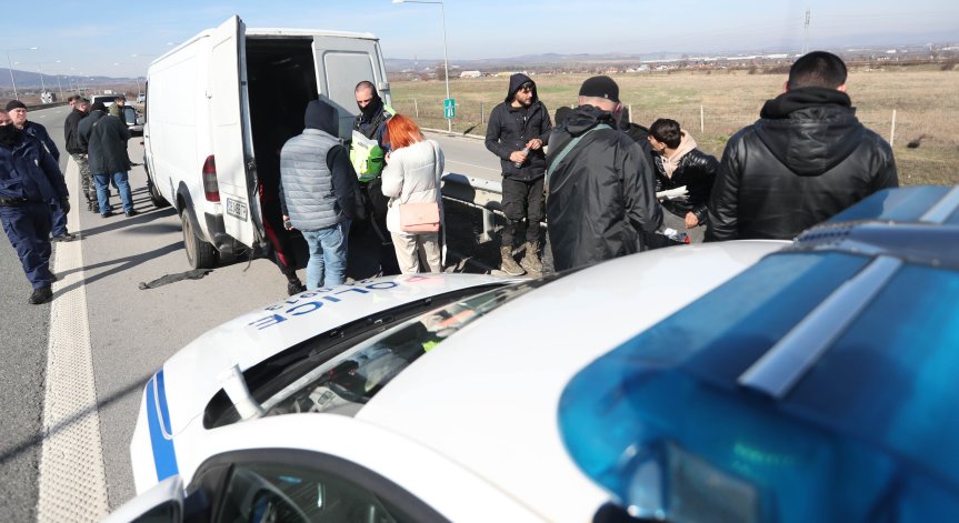 Със счупени прешлени и комоцио са част от мигрантите след снощната гонка