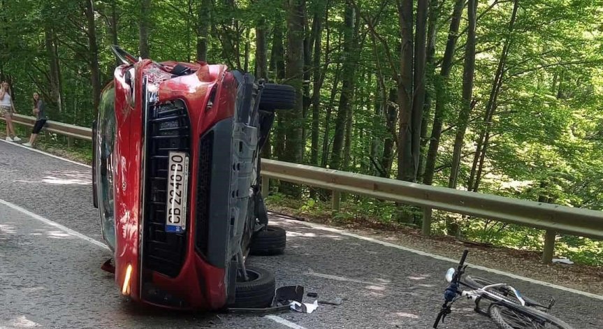 Шофьорът на червения автомобил изпреварваше много рисково, пише очевидец.