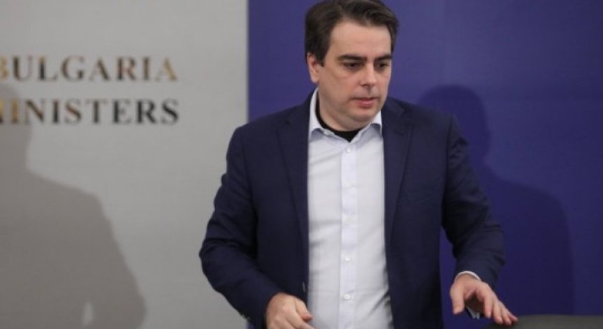 Асен Василев: Радев се поддава на фалшиви новини, опитва да дерайлира членството ни в Еврозоната