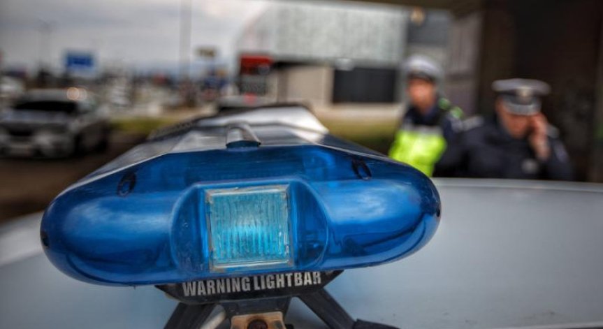 Откриха 42-ма мигранти в бус с български шофьор край Нова Загора