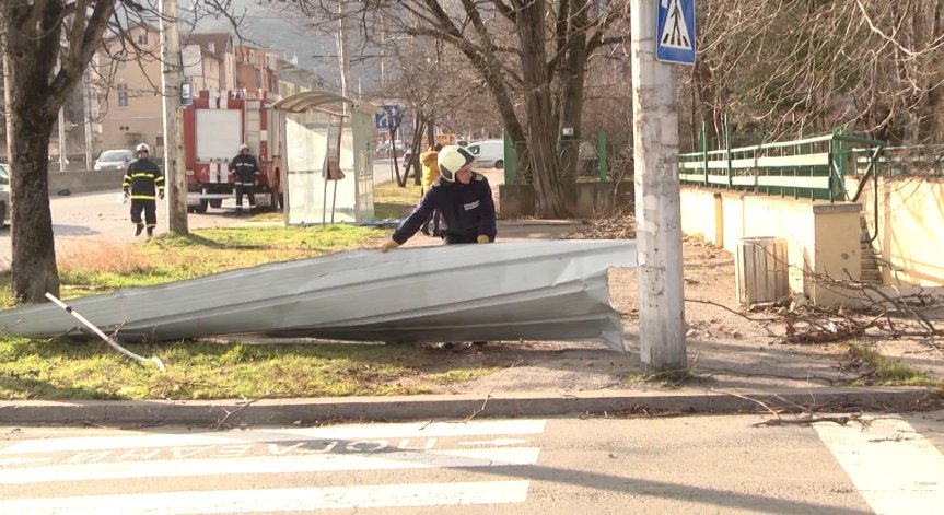 Опасно време и днес: Червен и оранжев код за силен вятър в страната
