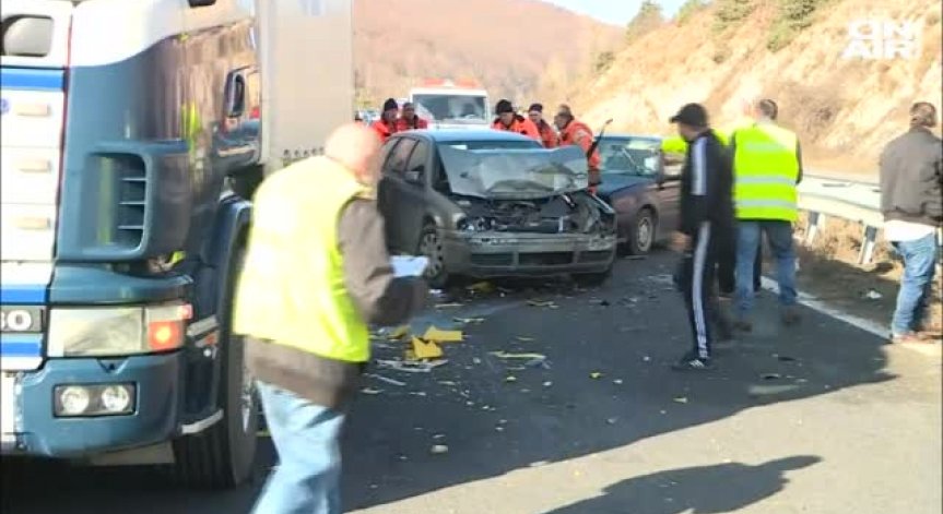 Верижна катастрофа между два ТИР-а и три леки коли на АМ 