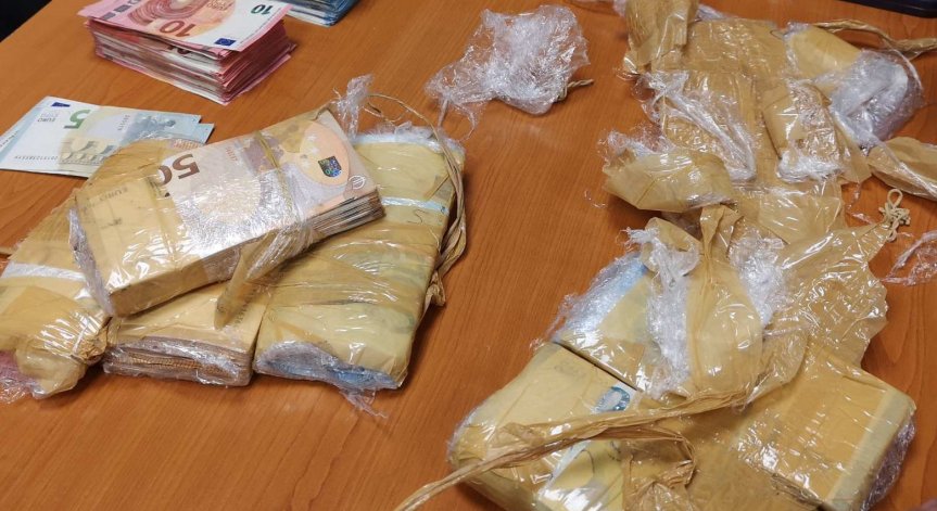 Митничари спипаха турски тираджии с 99 000 евро и 78 680 паунда