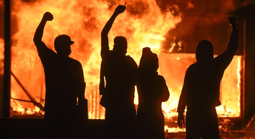 Двама полицаи са простреляни в Оукланд, единият е загинал