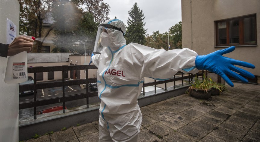 5400 заразени за 24 часа: Ковид-19 връхлетя Чехия със страшна сила